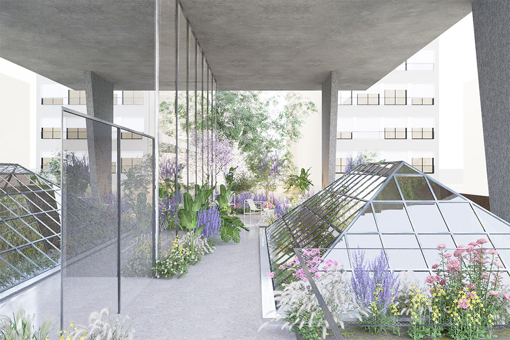 Patio interior de edificio moderno con pasarela, abundante vegetación, luz natural y personas recorriendo un espacio arquitectónico minimalista